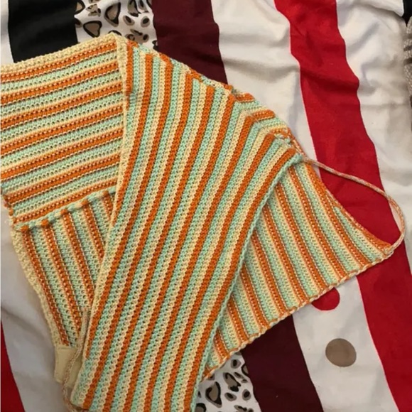 Can be worn by a small or medium - Picture 2 of 3